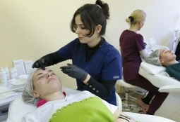 Galeria | WUMed | Techniki przeciwstarzeniowe - warsztaty dla studentów kosmetologii | Zdjęcie: 20