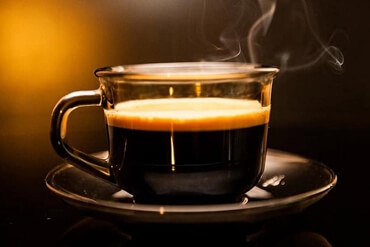 WUMed | Kiedy najlepiej pić kawę? Badania sugerują, że dopiero po śniadani