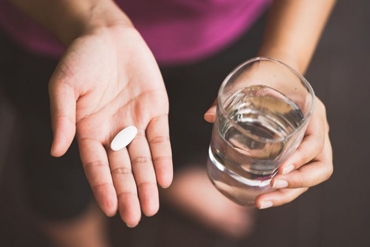 WUMed | Czym NIE popijać leków?  Niektóre napoje nasilają działania niepożądane, a nawet zagrażają życiu