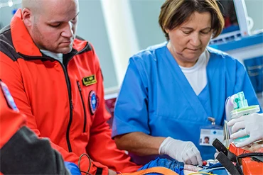 WUMed | Ratownicy medyczni i pielęgniarki w pierwszej trójce najbardziej poważanych przez Polaków zawodów i specjalności